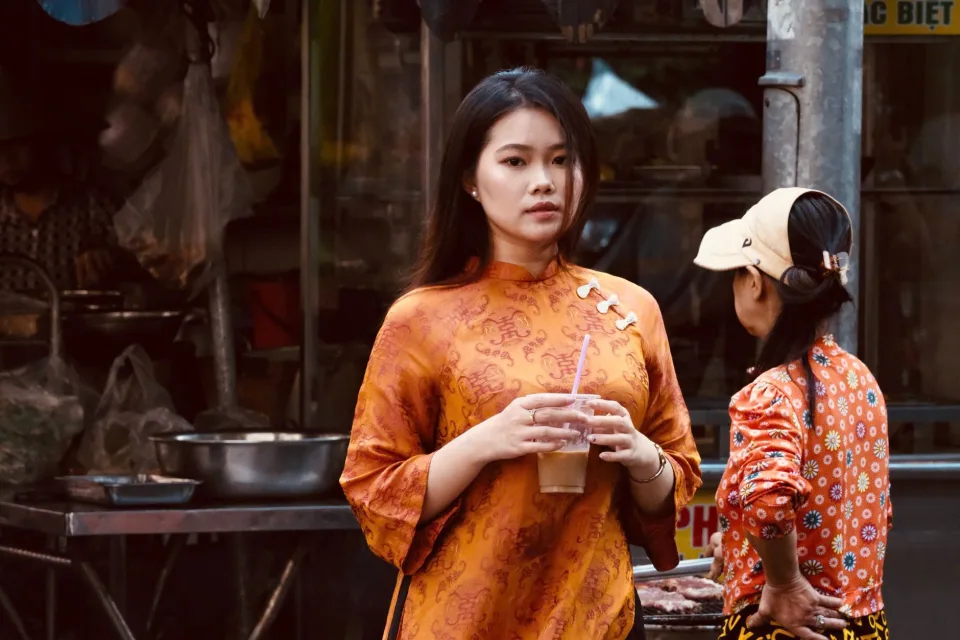 Nhân viên đang pha cà phê