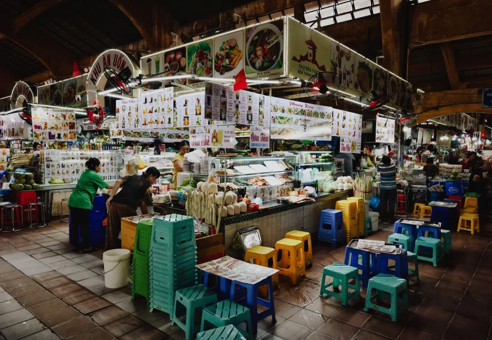 Quầy pha chế và bảng menu